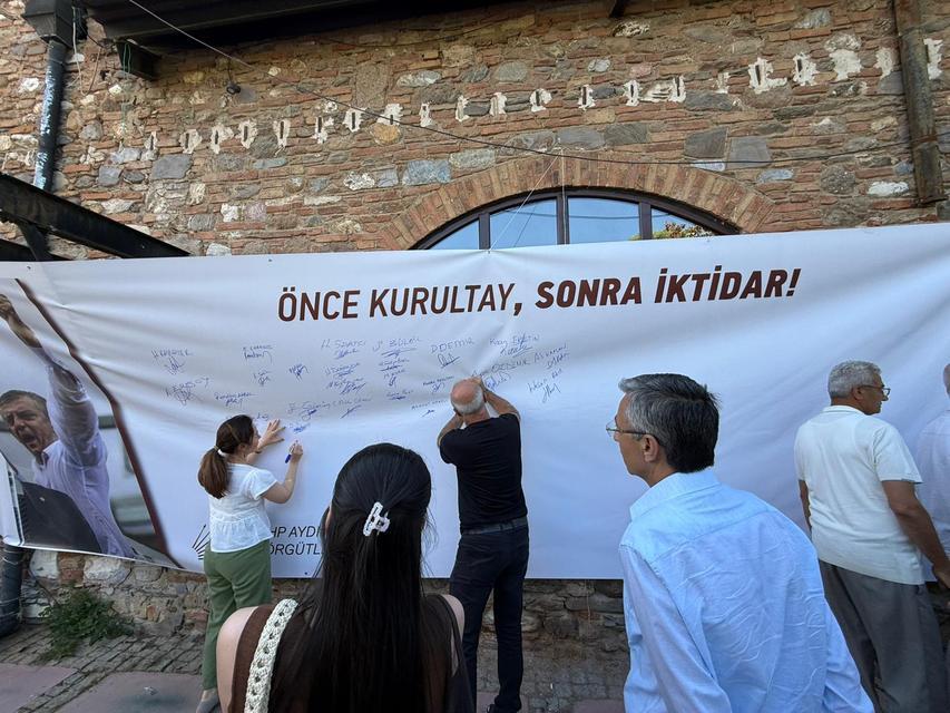 CHP Aydın Teşkilatından Özgür Özel’e Destek Mesajı: Pankarta İmza Attılar