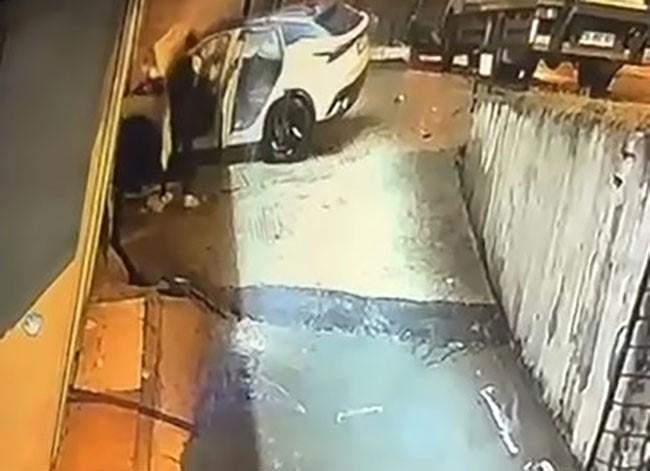 Alev alan araçta mahsur kalan sürücüyü vatandaş kurtardı