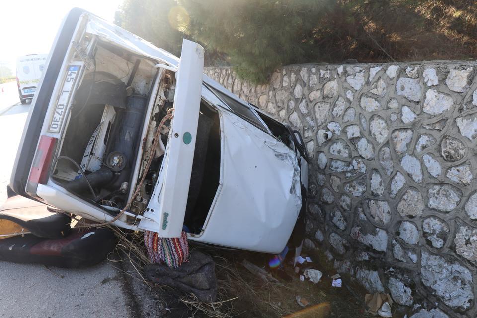 REFÜJÜ AŞAN OTOMOBİL, KARŞI ŞERİTTEKİ İSTİNAT DUVARINA ÇARPTI: 1 ÖLÜ, 1'İ AĞIR 2 YARALI
