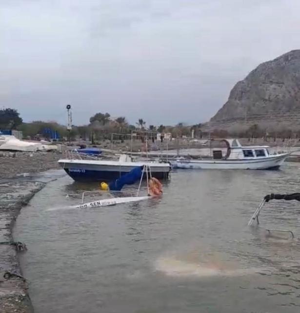 Fırtına tekneleri batırdı