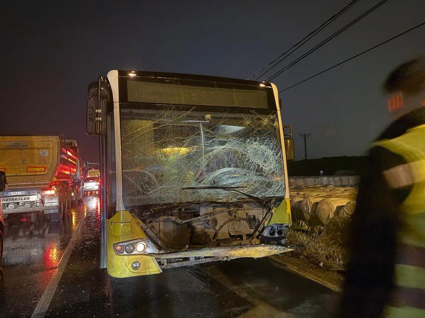 Sarı otobüs kaza yaptı: 1 ölü