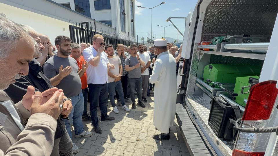FABRİKADAKİ ELEKTRİK FACİASINDA ÖLEN 3 İŞÇİNİN CENAZELERİ AİLELERİNE TESLİM EDİLDİ