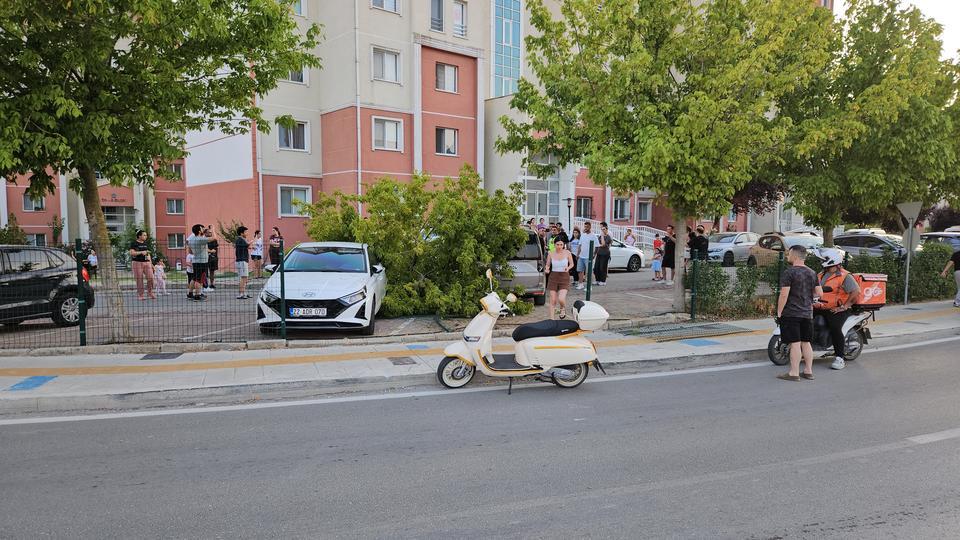 Seyir halindeki araç siteye girdi