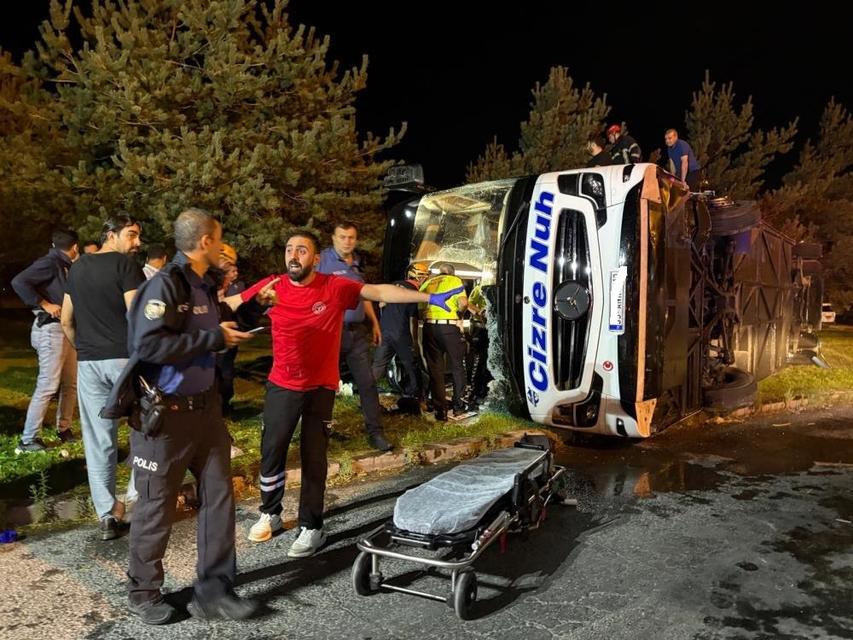 Yolcu otobüsüyle yakıt tankeri çarpıştı, yaklaşık 30 kişi yaralandı