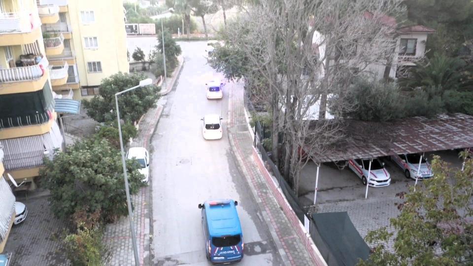 FUHUŞ YALANIYLA 14 İLDE 18 KİŞİYİ 1,5 MİLYON DOLANDIRDILAR JANDARMA EKİPLERİ TARAFINDAN ADIM ADIM İZLENEN 7 KİŞİLİK SUÇ ŞEBEKESİNİN 4 ÜYESİ TUTUKLANDI
