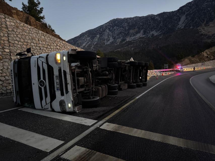 Karayolunda yem yüklü tır devrildi: 2 yaralı