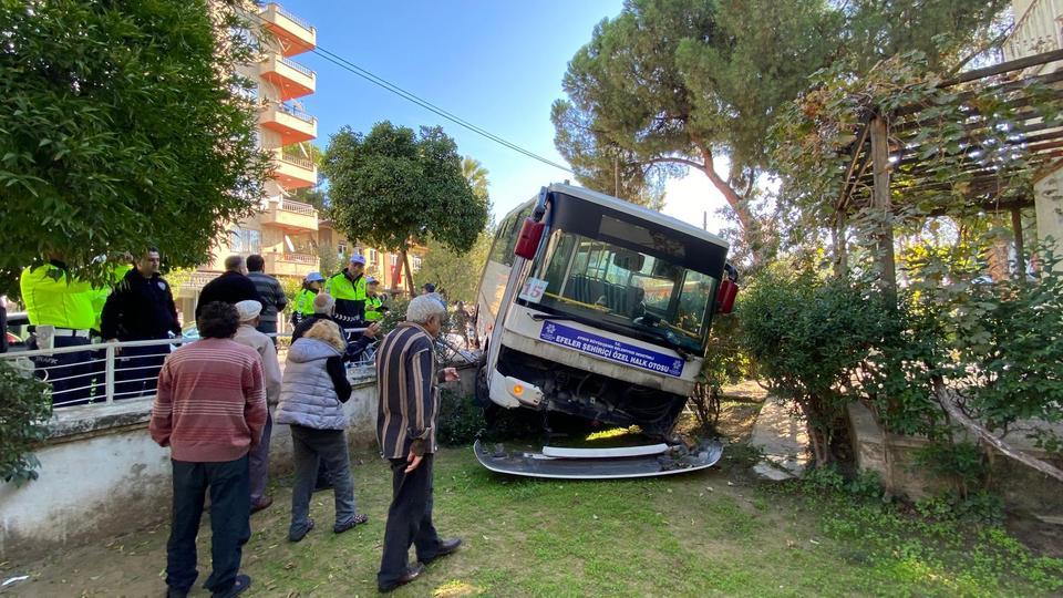 Aydın’da korkutan kaza: Özel halk otobüsü evin bahçesine girdi