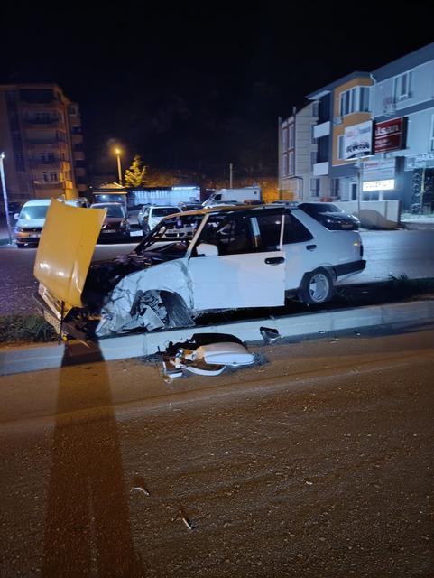 Alkollü sürücü direğe çarptı: 1 yaralı