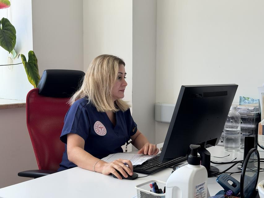 ANNE VE BABASININ GÖREV YAPTIĞI HASTANEDE DOKTOR OLDU: "EVDE PRENSESİMİZ, HASTANEDE DOKTOR HANIM" ÇOCUKLUĞUNDA HASTANEDE ÇALIŞAN ANNE VE BABASINI ZİYARET ETTİĞİ KORİDORLARA HEKİM OLARAK DÖNDÜ SAĞLIK MEMURU BABA, HEMŞİRE ANNESİNİN GÖREV YAPTIĞI HASTANEDE PRATİSYEN HEKİM OLARAK GÖREVE BAŞLADI PRATİSYEN HEKİM EYLÜL UÇAL: "HASTANEDE İÇİMDEN ANNECİM, BABACIM DEMEK ÇOK GEÇİYOR AMA KENDİMİ DURDURUYORUM. İSA BEY, FATMA HANIM DİYE HİTAP EDİYORUM AMA HASTANEDEN ÇIKTIĞIM ANDA TABİİ Kİ BABACIĞIM, ANNECİĞİM" ANNE VE BABASI: "EV PRENSESİMİZ, HASTANEDE KENDİSİNE TABİİ Kİ DOKTOR HANIM DİYORUZ"