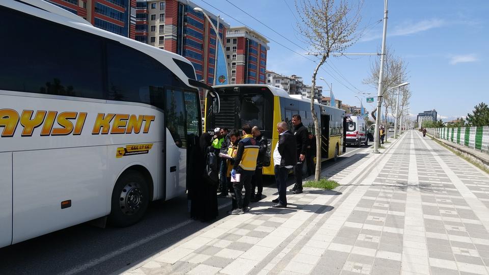 Yolcu otobüsü ile sarı otobüs çarpıştı:  2 yaralı