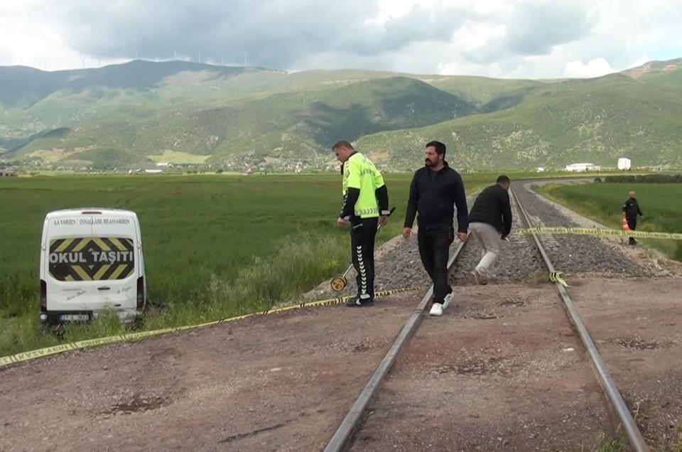 Öğrenci servisine tren çarptı, çok sayıda yaralı var
