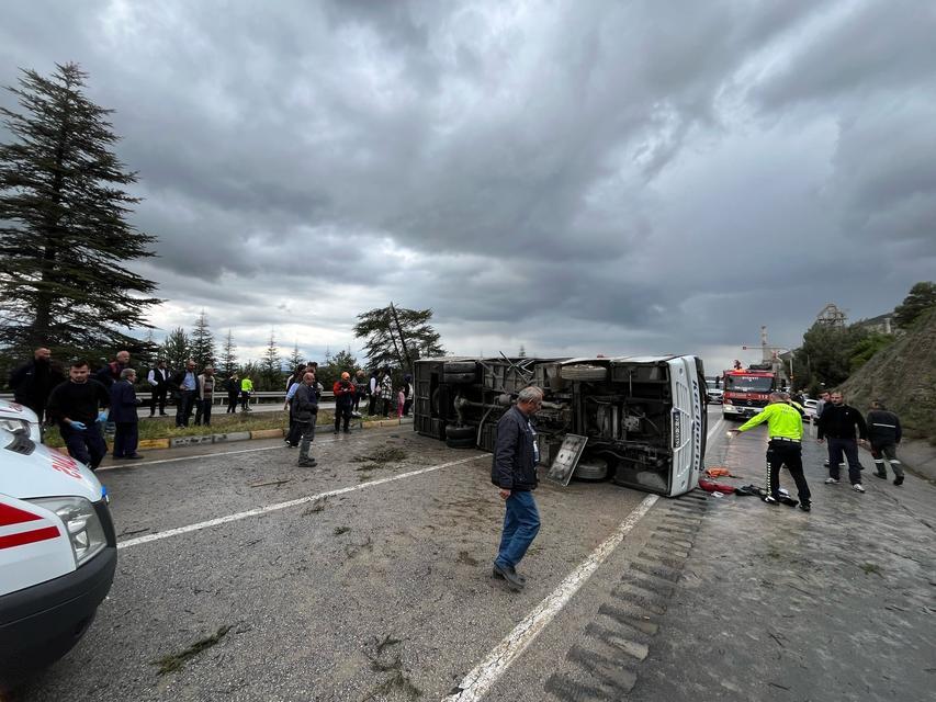 Yolcu midibüsü devrildi: 15 yaralı