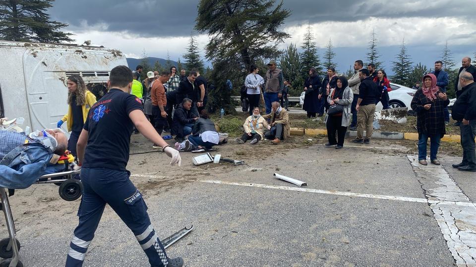 ISPARTA'DA KONTROLDEN ÇIKAN YOLCU MİDİBÜSÜ DEVRİLDİ: 15 YARALI ISPARTA VALİSİ ABDULLAH ERİN: "KAZADA TOPLAM 15 VATANDAŞIMIZ YARALANDI, ANCAK HAYATİ TEHLİKELERİ BULUNMUYOR" "KAZANIN MEYDANA GELDİĞİ BÖLGEDE DAHA ÖNCE DE BENZER OLAYLAR YAŞANDIĞINI BİLİYORUZ, BU NEDENLE GEREKLİ ÖNLEMLERİALACAĞIZ"