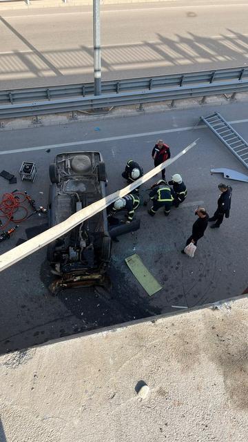 VİRAJI ALAMAYAN OTOMOBİL ALT GEÇİTE DÜŞTÜ: 2 YARALI