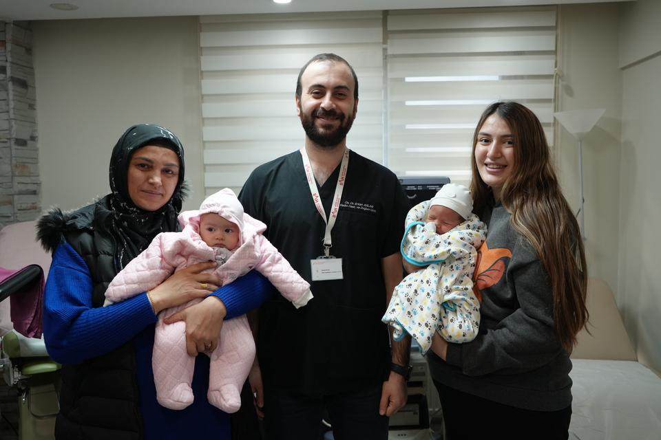 YAKIN ZAMANDA DOĞUM YAPAN ANNE-KIZ, DOKTORU BİLE ŞAŞIRTTI OPR. DR. ERKAN ASLAN: "NADİR BİR DURUM, MESLEK HAYATIMDA KARŞILAMADIM"