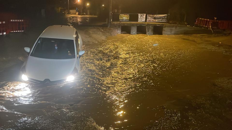 Yağış nedeniyle yol çöktü, çukura düşen araç yolda mahsur kaldı