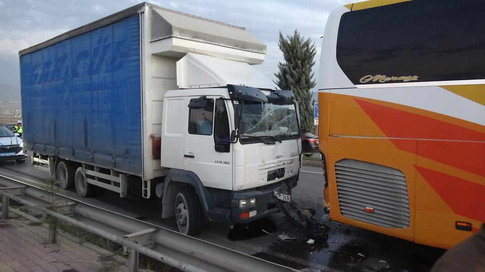 Yolcu otobüsü ile kamyon çarpıştı, trafik kilitlendi