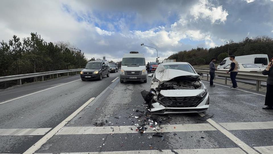 Zincirleme kaza: 3 araç birbirine kitlendi