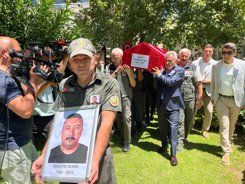 İZMİR'DEKİ YANGINDA ŞEHİT OLAN ORMAN PERSONELİNİN CENAZESİ TÖRENLE MEMLEKETİNE UĞURLANDI