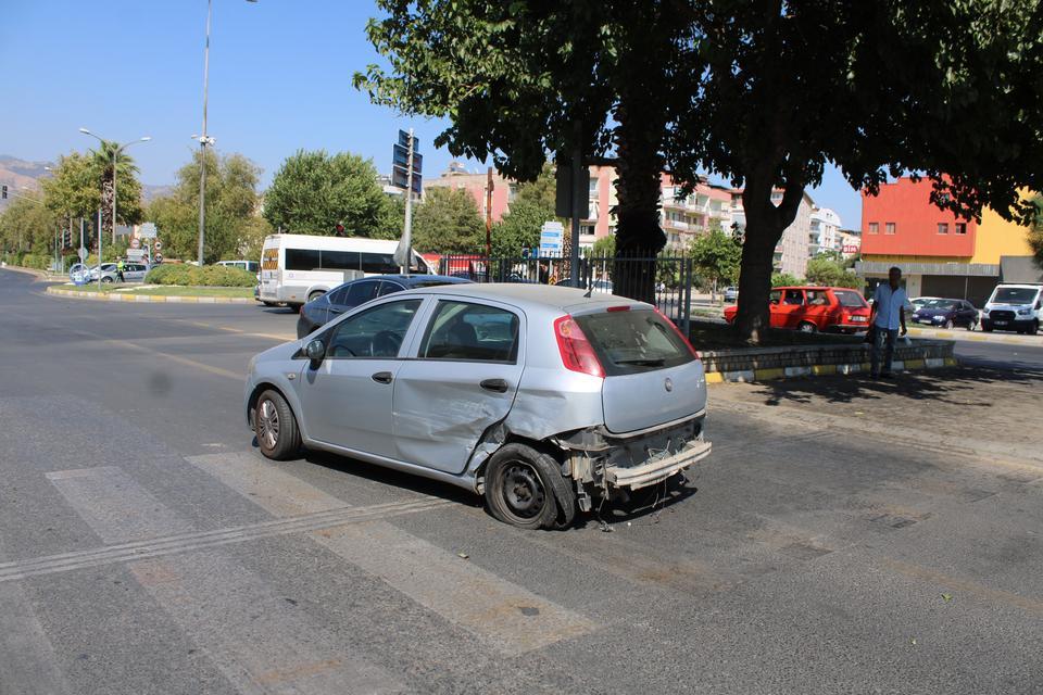 OTOMOBİL 50 METRE SÜRÜKLENDİ: 1 YARALI