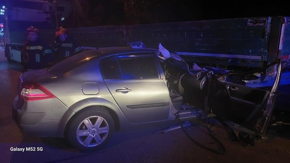 DENİZLİ'DE SEYİR HAKİNDEKİ OTOMOBİL PARK HALİNDEKİ TIRA ÇARPTI: 1 YARALI
