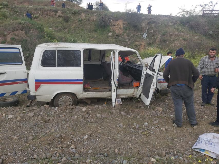 Aydın'da kontrolden çıkan minibüs şarampole yuvarlandı