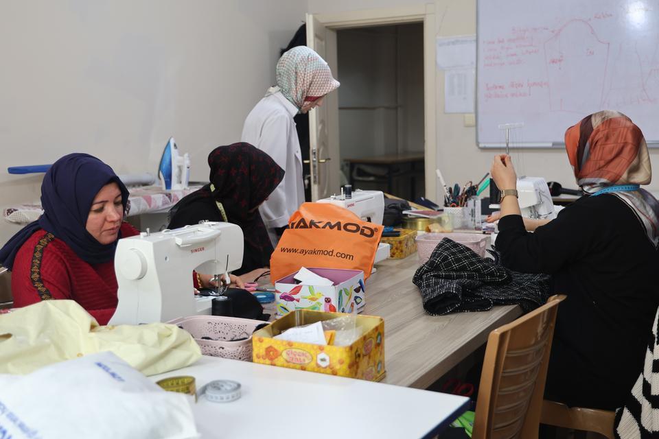 ELAZIĞ'DA KADINLAR HAYALLERİNİN PEŞİNDE TER DÖKÜYOR