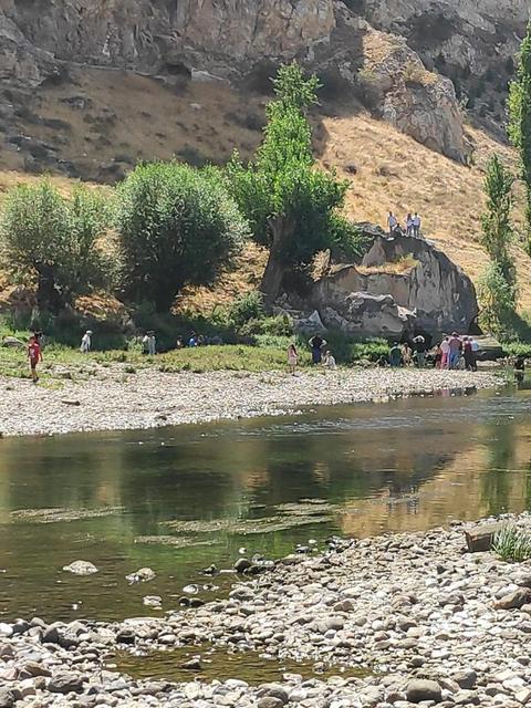 Irmağa giren 3 genç, boğulma tehlikesi geçirdi