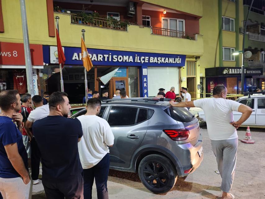 Otomobil AK Parti ilçe binasına daldı