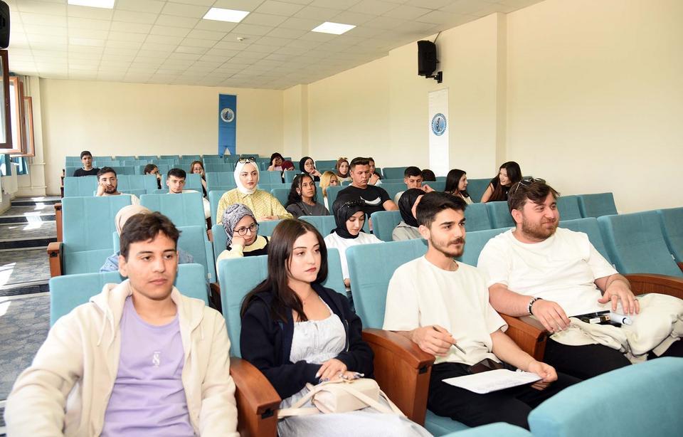 "Enflasyon ve Gençlik: Geleceğe Yatırım" konferansı düzenlendi