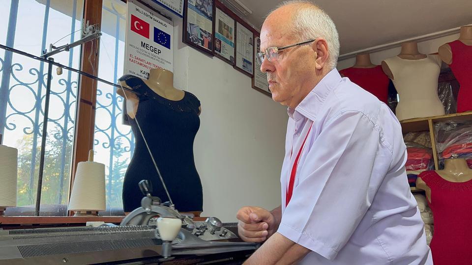 KARI-KOCA 28 YILDIR FANİLA ÜRETEREK GEÇİMİNİ SAĞLIYOR