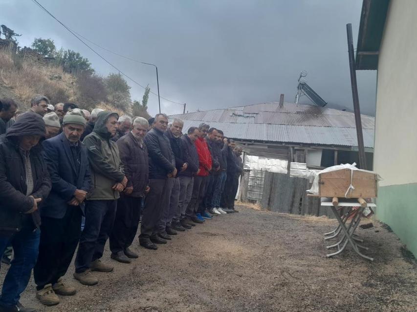 Yangında ölen kardeşler tek tabutla getirildi, aynı mezara defnedildi