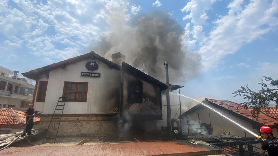 ANTALYA KALEİÇİ'NDEKİ YANGIN 2 SAATTE KONTROL ALTINA ALINDI YANGINDA BİRİ OTEL, KAPALI OLAN EĞLENCE MEKANI İLE KULLANILMAYAN BİR YAPI ZARAR GÖRDÜ OTEL SAHİBİ SİNAN ŞİMŞEK: "DEDEKTÖRLERİN YANDIĞINI FARK EDİNCE MÜDAHALEDE BULUNDUK"