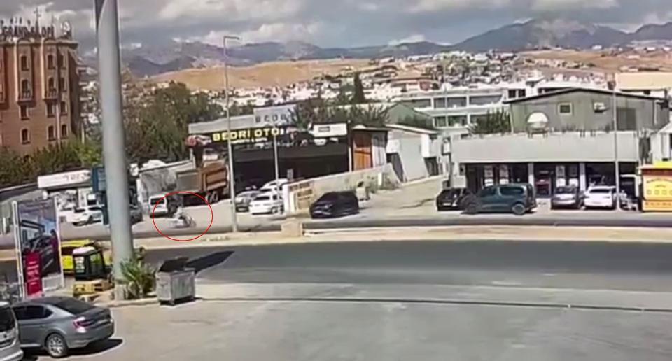Otomobil 15 yaşındaki çocuğun üzerinden geçti