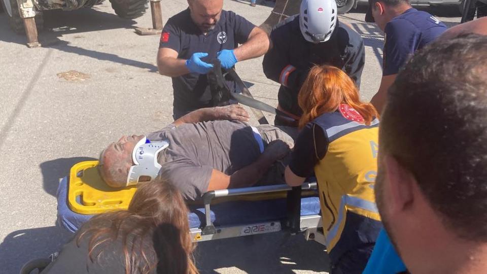 Kamyonet 2 evin arasındaki depoya girdi
