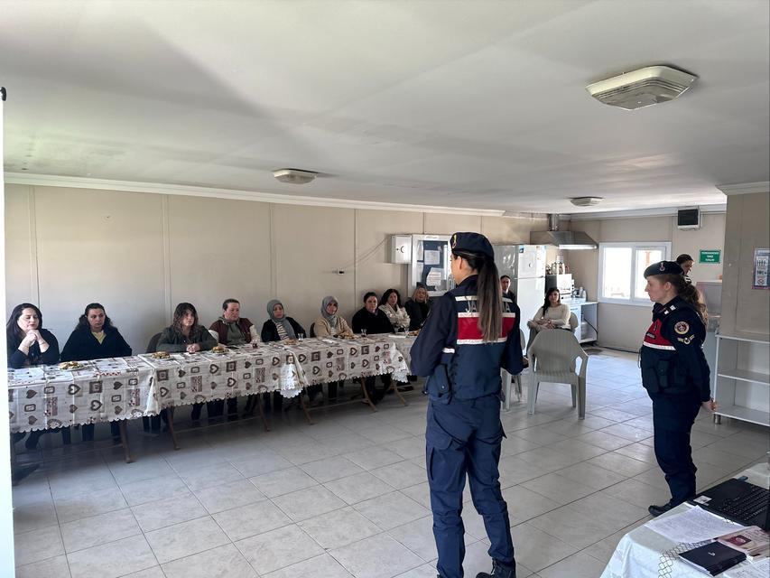 JANDARMA FABRİKADAKİ KADIN ÇALIŞANLARI BİLGİLENDİRDİ