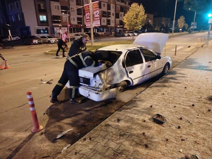 İki otomobil çarpıştı