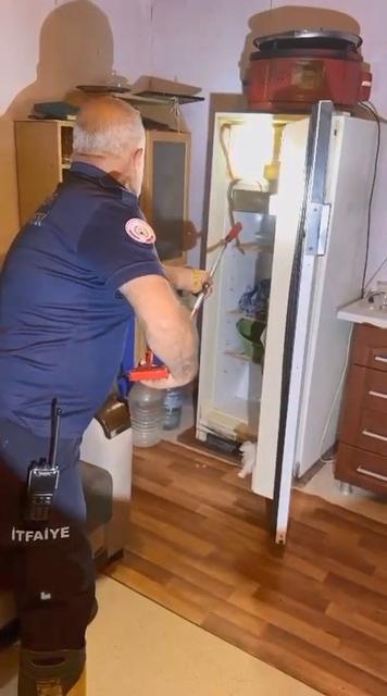 Buzdolabına giren yılanı itfaiye ekipleri çıkardı