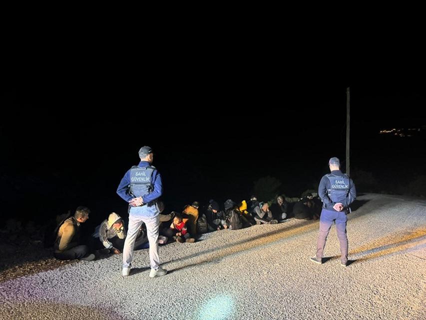 40 düzensiz göçmen ve 2 göçmen kaçakçısı yakalandı
