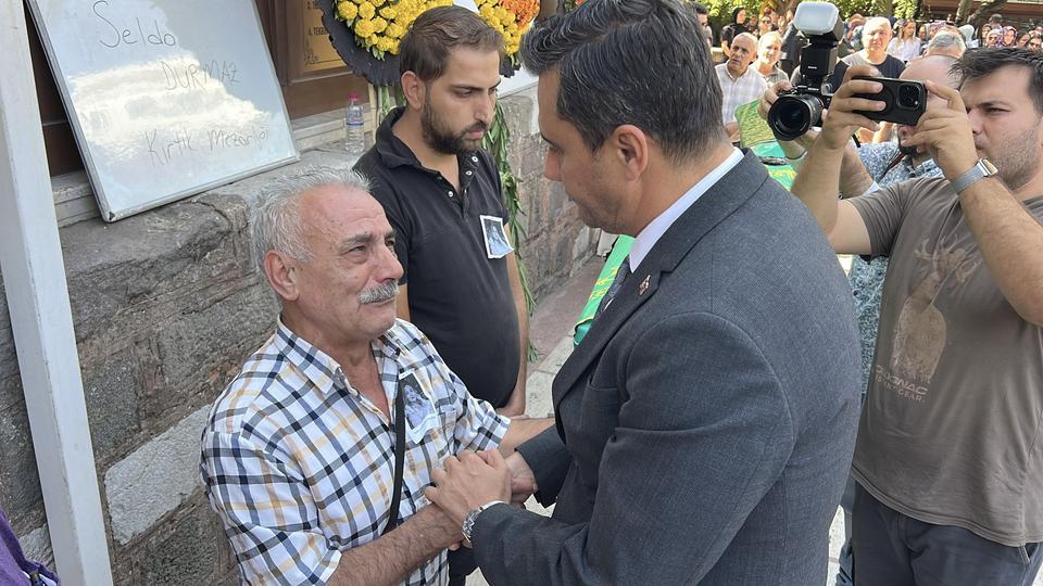 EŞİ TARAFINDAN ÖLDÜRÜLEN KADININ CENAZESİNDE DUYGU DOLU ANLAR MANİSA'DA BOŞANMA AŞAMASINDAKİ EŞİ TARAFINDAN ELLE BOĞULARAK ÖLDÜRÜLEN KADIN SON YOLCULUĞUNA GÖZYAŞLARIYLA UĞURLANDI GÜZELLİK SALONU İŞLETMECİSİ OLAN SELDA ELLER'İN İŞ YERİ ÖNÜNDE YAPILAN HELALLİK ALINMASINDA KIZI RABİA ANNESİNİN TABUTUNA SARILARAK 'KALBİNİ KIRDIYSAM ÖZÜR DİLERİM ANNE' DİYEREK GÖZYAŞLARINA BOĞULDU