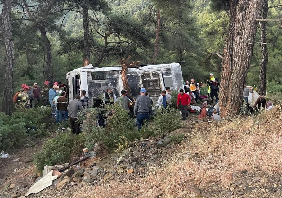 İşçi servisi şarampole devrildi: 22 yaralı