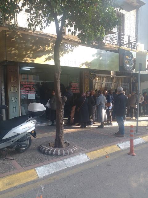 Aydın'daki bir döviz bürosunun önünde uzun kuyruklar oluştu.
