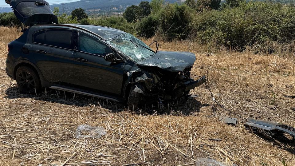 Otomobil tarlaya uçtu: 2 yaralı