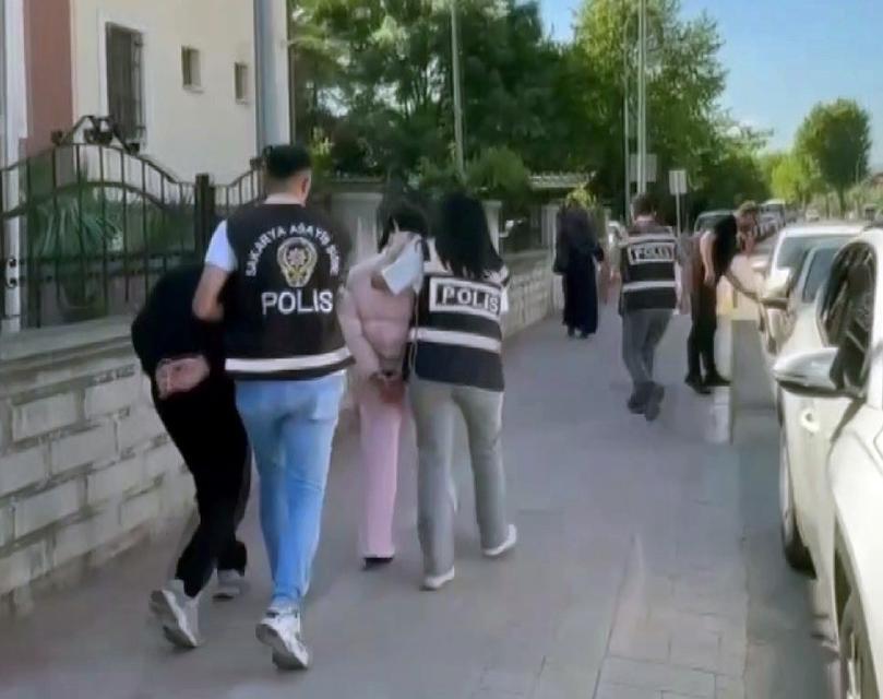 SAKARYA'DA OTELE FUHUŞ BASKINI: 3 TUTUKLAMA GÖZALTINA ALINANLAR ARASINDA OTEL YETKİLİSİ VE RESEPSİYON GÖREVLİSİ DE VAR