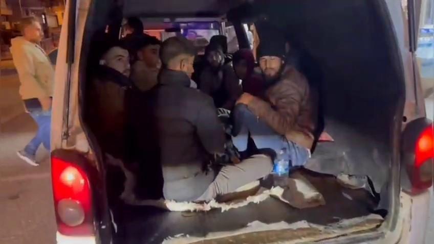 Avrupa hayaliyle çıktıkları yolda minibüs bagajında yakalandılar