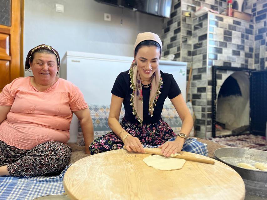 Yemeni taktı, şalvar giydi, yufka açtı: Seda Sarıbaş Koçarlı’da