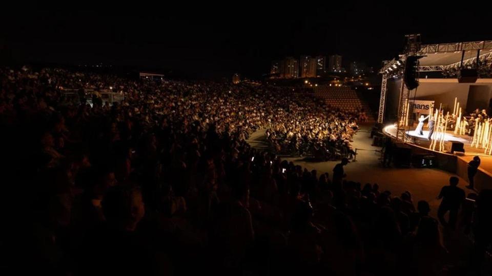 Ebru Yaşar'ın ilk senfoni performansı mest etti! 120 kişilik dev kadroyla sahnede