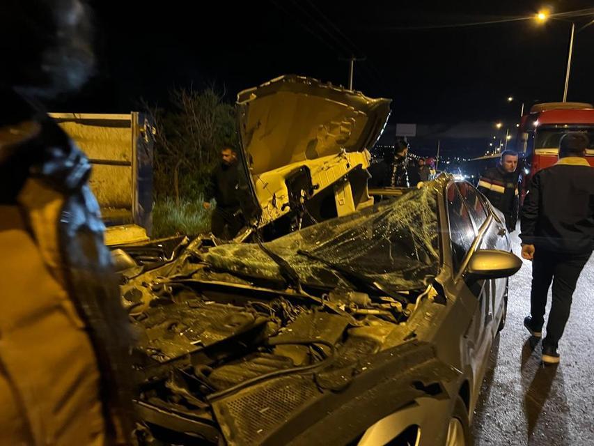 Korkunç kaza! Park halindeki tıra çarpan otomobilde 2 yaralı
