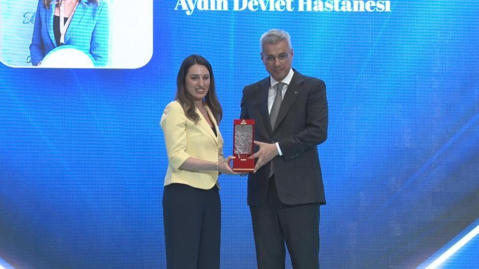 Sağlık Bakanı'ndan Aydınlı hemşireye ödül