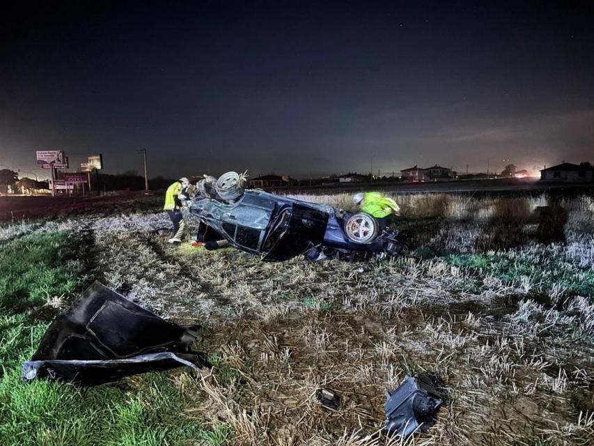 Takla atan otomobilde 2 kişi yaralandı